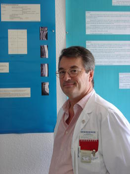 El doctor José María de Campos en su despacho