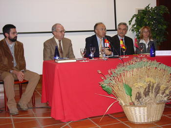 El presidente de la Diputación de Valladolid, Ramiro Ruiz Medrano, junto a los técnicos durante la presentación del estudio
