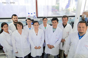 Sergio Madrigal (primero a la derecha) lidera al grupo de jóvenes profesionales que labora en el Laboratorio de Polímeros (FOTO: UNA). 