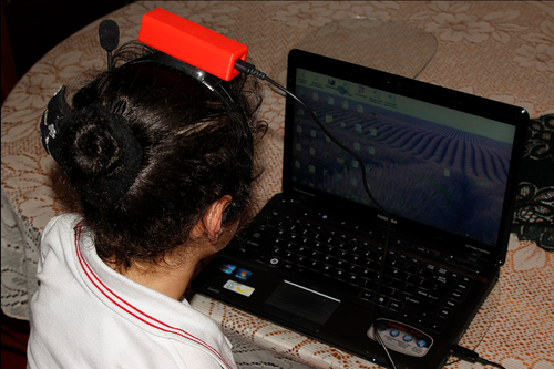 Sistema para controlar el computador con movimiento de la cabeza. Foto: UN.