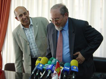 De Dcha. a Izda. José Valín y Aurelio Pérez momentos antes de la rueda de prensa