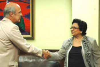 Joâo Solano Carneiro da Cunha y Ligia Amada Melo de Cardona se saludan tras el acuerdo (FOTO: SEESCyT).