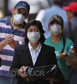 Tres personas se protegen de la gripe pandémica.