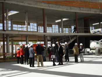 Varias personas en las obras del edificio bioclimático Envite.