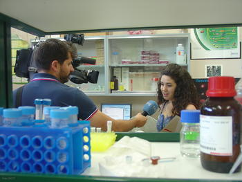 Una participante en el Campus Científico de Verano de la Universidad de Salamanca, entrevistada por Televisión Española.