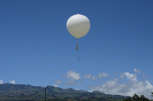 Sonda estratosférica lanzada por el TEC de Costa Rica. FOTO: TEC.