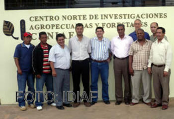 Imagen de la reunión celebrada sobre el proyecto de mejora de la calidad de vida de los productores de plátano.