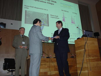 Momento de la entrega del premio Merck 2004