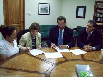 La Universidad Pedro Henríquez Ureña y el Instituto de Estudios Virológicos firman un convenio.