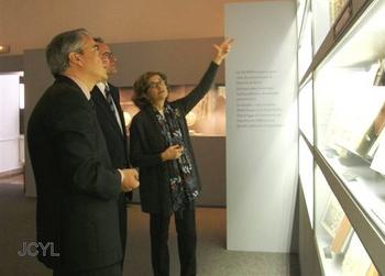Momento de la inauguración de la exposición sobre numismática romana.