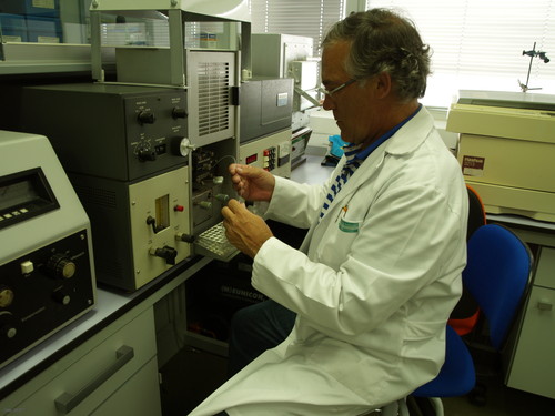 Álfredo Córdova, en un laboratorio de la Escuela de Fisioterapia de Soria.