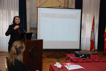 Ana Cuevas, secretaria general de la Universidad de Salamanca, presenta la Guía de Expertos. Foto: USAL.