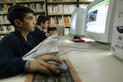 Dos chicos consultan internet en un pueblo de la provincia de Ávila.