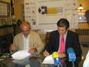El presidente de la Fundación Carriegos, Santos Llamas, firmando el convenio de colaboración con el director general de Gas Natural Castilla y León, Jesús López