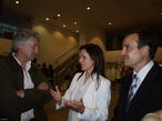 De izquierda a derecha, Juan Luis Arsuaga, Silvia Clemente y el rector de la Universidad de Salamanca.