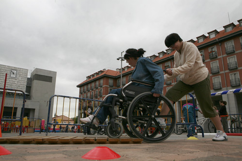 Dos personas participan en una jornada divulgativa sobre la discapacidad.