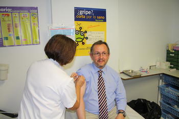El delegado territorial de la Junta en Segovia, Javier López-Escobar, recibe la vacuna de la gripe.