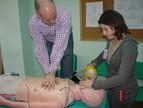 Dos de los participantes en el curso tratan de salvar a un paciente con parada cardiaca