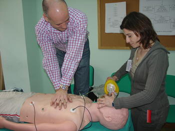 Dos de los participantes en el curso tratan de salvar a un paciente con parada cardiaca.