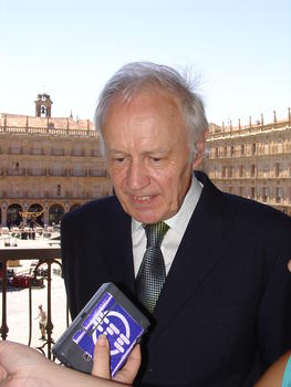 Anthony Leggett , premio Nobel de Física 2003, durante su visita a Salamanca