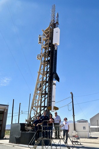 Científicos del proyecto, junto a un cohete. Foto: IAC.