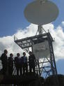 El presidente Herrera (drch), junto a Pedro Duque y al presidente de Deimos Imaging, junto a la antena de recepción.