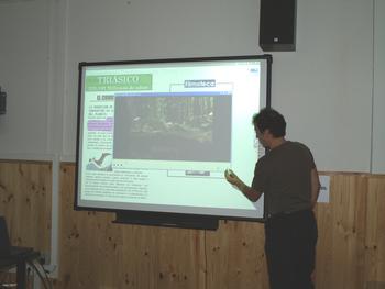 Un profesor utiliza la pizarra digital interactiva para dar una clase.