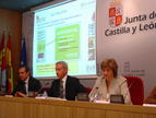 Jesús Aquilar, presidente del Consejo de Colegios de Farmacéuticos de Castilla y León (a la izquierda), junto con Juan Carlos Mampaso, director de Sigre, y María Jesús Ruiz.