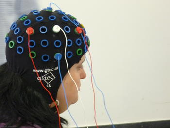 Una residente del CRE de Discapacidad y Dependencia de San Andrés se somete a una prueba de electroencefalograma en la sala 'snoezelen'.