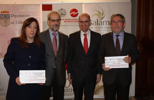 Los premiados, junto al presidente de la Diputación y al rector de la USAL.