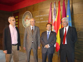 Fernando Fernández-Polanco (izq), el gerente de Aguas de Valladolid, Tomás Pérez Pinto, el rector de la Universidad y el director de I+D+i de Agbar