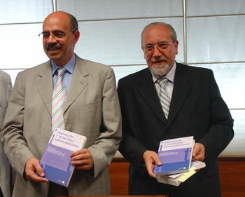 El director del Itacyl y el consejero de Agricultura con la nueva publicación cientifica del Itacyl