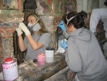 Dos restauradoras trabajan en el sepulcro de San Vicente.