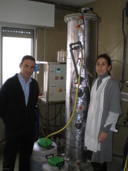 Los investigadores María Fernández-Polanco y Pedro García Encina junto a uno de los digestores anaerobios con los que trabajan.