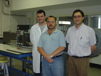 Los dos profesores responsables (a la derecha de la foto) y el técnico del laboratorio posan ante el secadero