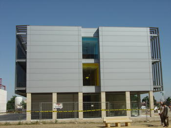 Imagen de una de las fachadas del edificio Quifina
