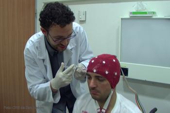Científicos del CRE de Discapacidad y Dependencia de San Andrés trabajan con un electroencefalograma.