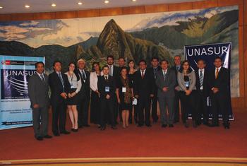 Foto de familia de los delegados de Argentina, Bolivia, Brasil, Colombia, Chile, Uruguay, Venezuela y Perú.