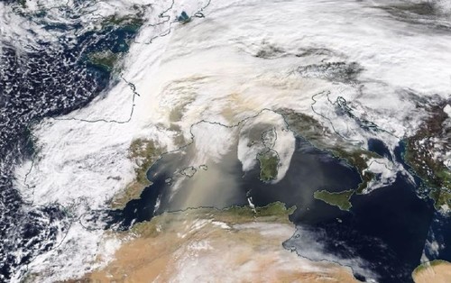 Imagen de satélite de una oleada de polvo del Sáhara que entra en Europa. Fuente: NASA