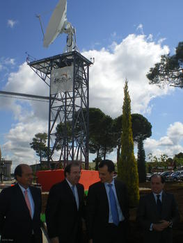 De izquierda a derecha, Martínez de Irujo, Herrera, Duque y el consejero de Economía, Tomás Villanueva,  frente a la antena de recepción instalada en Boecillo.