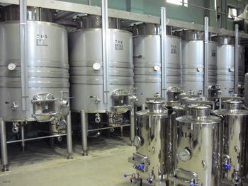 Interior de la Estación enológica de Rueda, con tanques contenedores de vino.