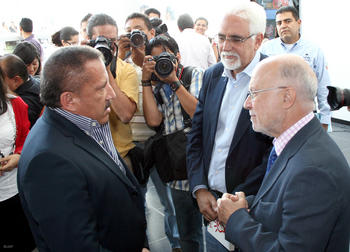 En la imagen, Toharia al ser recibido por el rector de la BUAP, Enrique Agüera, y el director del Cupreder, Aurelio Fernández.