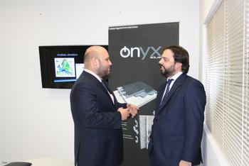 El director de Onyx, Álvaro Beltrán, a la derecha de la imagen,