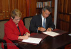 La rectora de la Universidad de Costa Rica, Yamileth González García, y el representante de Universia, Jaume Pagés Fita, firmaron el convenio 9 de marzo de 2009.