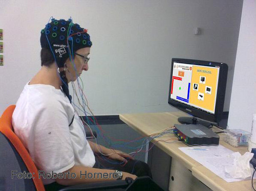 Una usuaria del Centro de Referencia Estatal de Discapacidad y Dependencia de San Andrés del Rabanedo utiliza el sistema Brain Computer Interface.