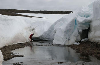 El profesor Adolfo Eraso recigiendo datos en una de las cuencas glaciares antárticas (Foto: Domínguez)