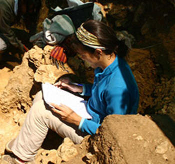 La investigadora ha analizado 350 individuos diferentes de más de 60 yacimientos (FOTO: Periódico de Atapuerca).