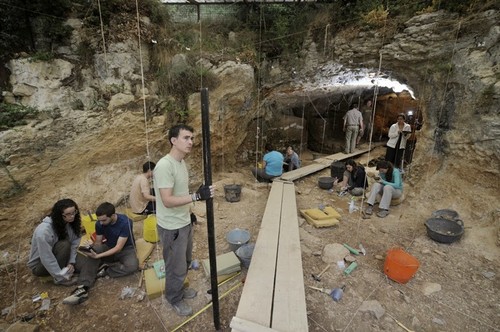 Excavaciones en la Cova de les Teixoneres. Foto: IPHES.