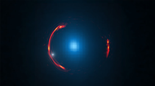Imagen distorsionada de la galaxia más distante (arcos rojos) y más cercana (azul). Imagen: ALMA.