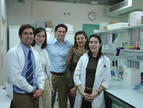 El investigador Carlos Villalobos (en el centro) rodeado por su equipo de investigadores